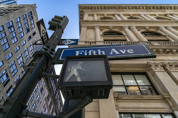 Fifth Avenue underteckna New York — Stockfoto