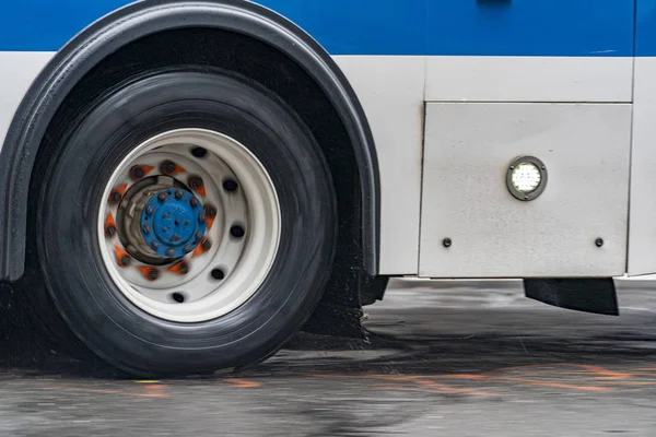 Coach bus tire detail while raining in new york — Stock Photo, Image