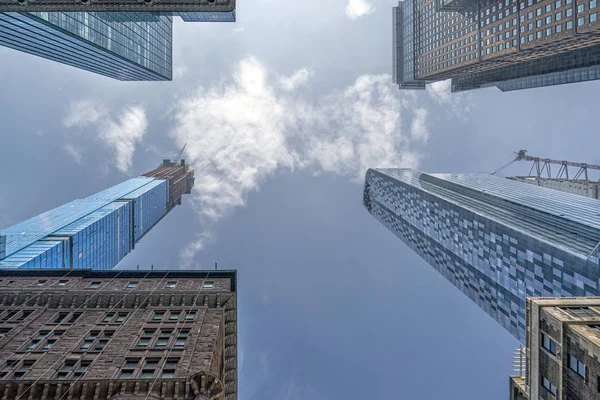 Nova york brilhando arranha-céus janelas — Fotografia de Stock