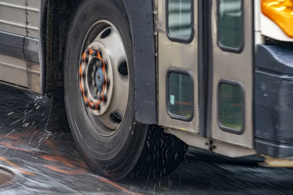 Coach bus tire detail while raining in new york — Stock Photo, Image