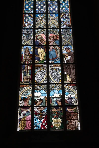 Kutna Dome Saint Barbara kyrka fönster glas Mucha Liberty stil — Stockfoto