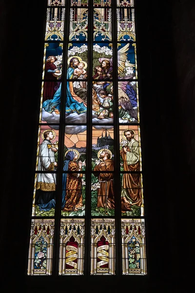 库特纳霍拉圆顶圣芭芭拉教堂窗口玻璃多自由风格 — 图库照片