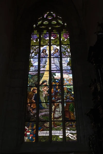Kutna Dome Saint Barbara kyrka fönster glas Mucha Liberty stil — Stockfoto