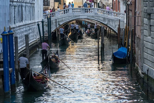 Venedig, italien - 15. september 2019 - viele gondeln in venedig detail — Stockfoto