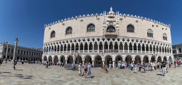 VENECIA, ITALIA - 15 DE SEPTIEMBRE DE 2019 - San marco lugar lleno de turistas —  Fotos de Stock