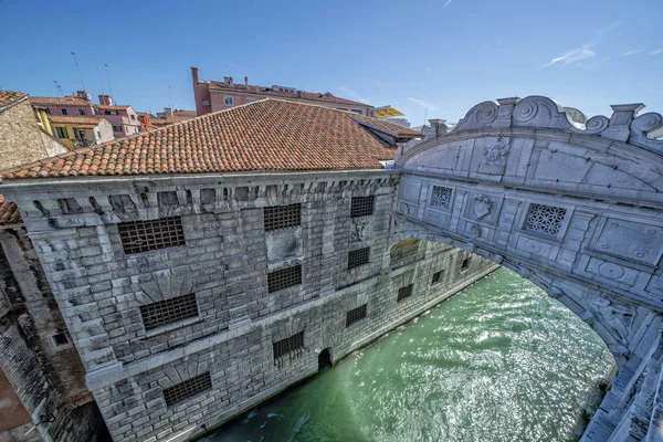 Venedig flüstert Brücke Ponte dei sospiri ungewöhnliche Aussicht — Stockfoto