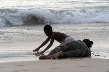 Mahe, Seyşeller - 13 Ağustos 2019 - Sahilde eğlenen genç creole insanları