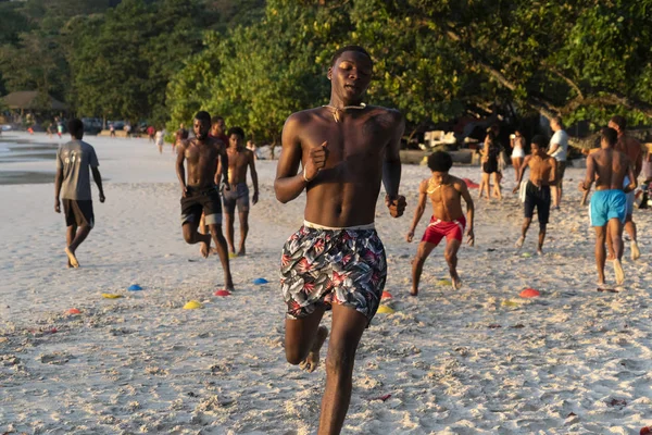 Mahe, seychellen - 13. august 2019 - lokale fußballmannschaft training am strand — Stockfoto