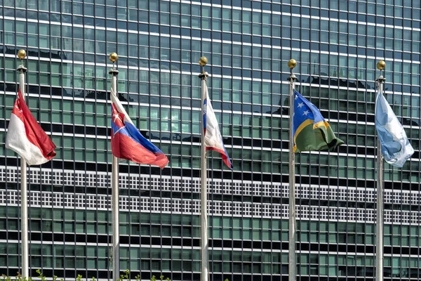 Flagi na zewnątrz Organizacji Narodów Zjednoczonych w Nowym Jorku — Zdjęcie stockowe