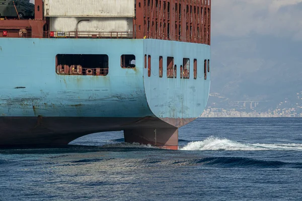 Containerschiff-Heck aus nächster Nähe — Stockfoto