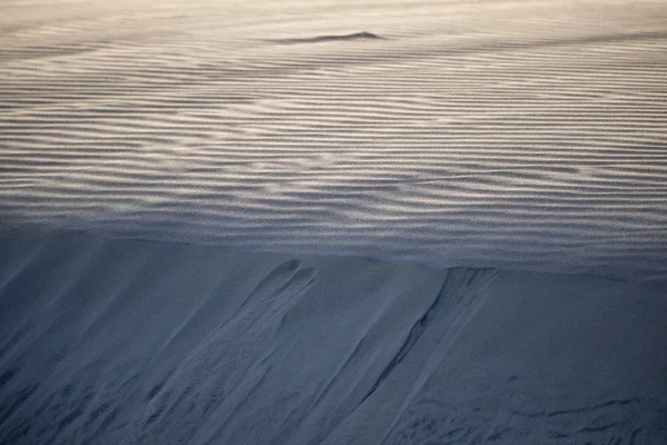 Woestijnzand bij zonsondergang met wind — Stockfoto