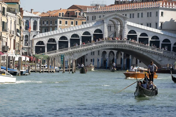 ヴェネツィア、イタリア - 9月15 2019 - ヴェネツィアの詳細でゴンドラのロット — ストック写真