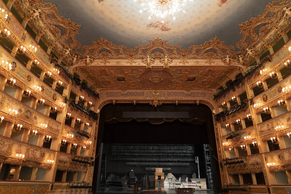 VENICE, ITALY - 15 СЕНТЯБРЯ 2019 - Театр Ла Фениче вид изнутри
