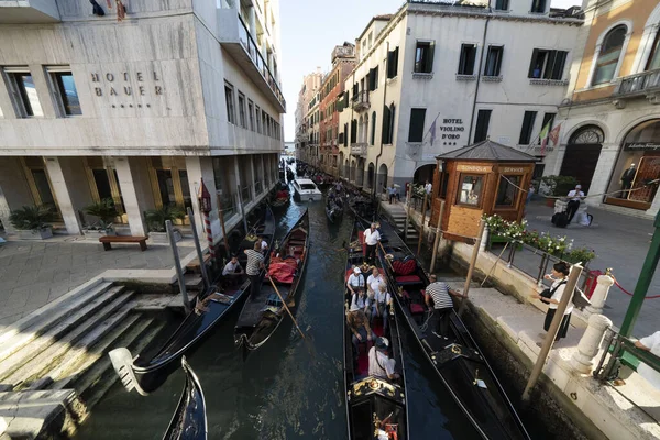 VENICE, ITALY - 15 СЕНТЯБРЯ 2019 - Много гондолы в Венеции подробно — стоковое фото