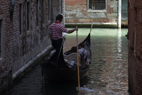 VENECIA, ITALIA - 15 DE SEPTIEMBRE DE 2019 - Lote de góndola en Venecia detalle —  Fotos de Stock