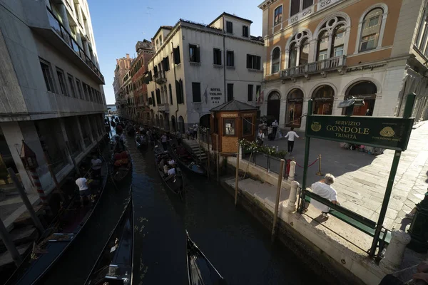 威尼斯， 意大利 - 2019年9月15日 - 威尼斯的贡多拉细节 — 图库照片