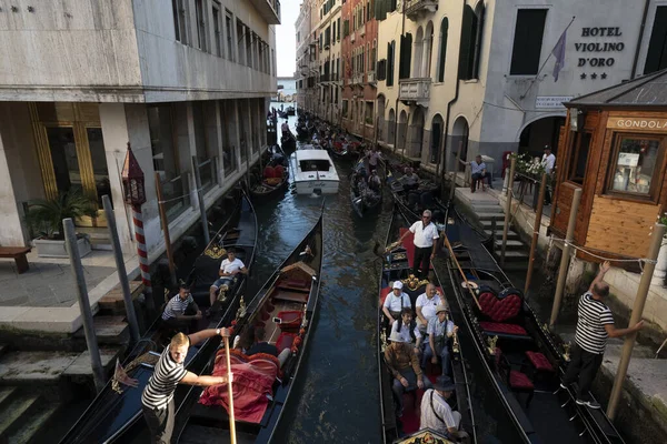 Benátky, Itálie-září 15 2019-velká část Gondola v Benátkách — Stock fotografie