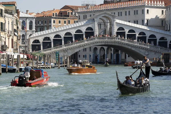 ヴェネツィア、イタリア - 9月15 2019 - ヴェネツィアの詳細でゴンドラのロット — ストック写真