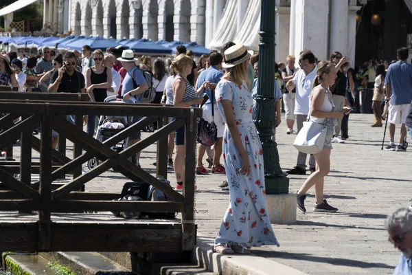 VENICE, ITÁLIA - SETEMBRO 15 2019 - San Marco lugar cheio de turistas — Fotografia de Stock