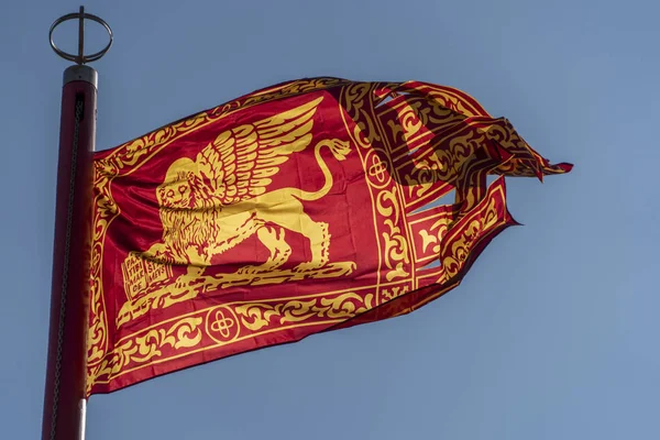 Bandera roja de Venecia con león dorado ondeando en el cielo —  Fotos de Stock