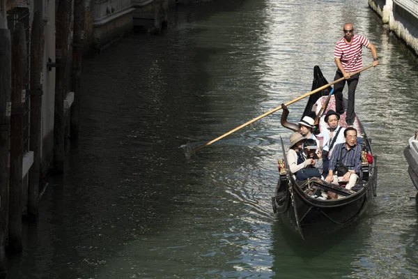 VENISE, ITALIE - 15 SEPTEMBRE 2019 - Lot de Gondole à Venise détail — Photo