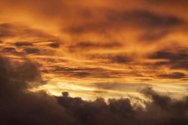 Cielo nublado puesta de sol de oro en seychelles —  Fotos de Stock