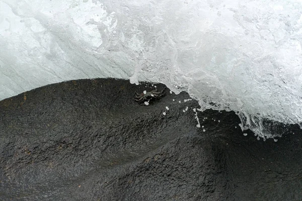 Cangrejo en una roca con olas entrantes — Foto de Stock