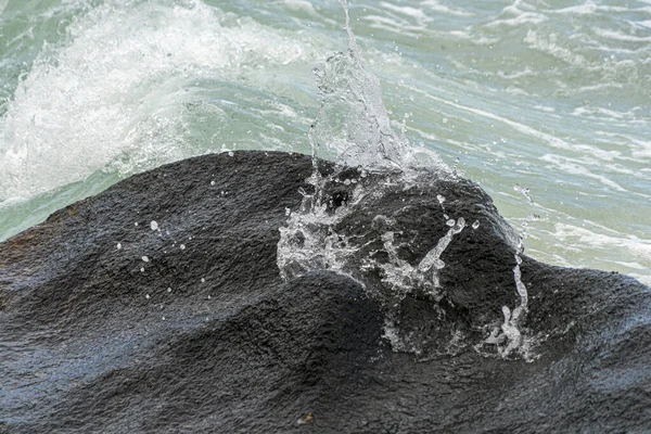 Волна на скале на Сейшельских островах — стоковое фото