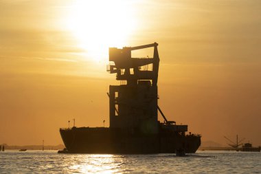 Venedik 'te gün batımı bir tekneden havai fişek limanı
