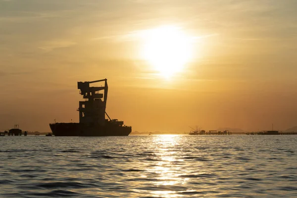 Pôr do sol na lagoa de Veneza chioggia porto de um barco — Fotografia de Stock