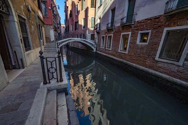 Veneza ponte e canal reflexões — Fotografia de Stock