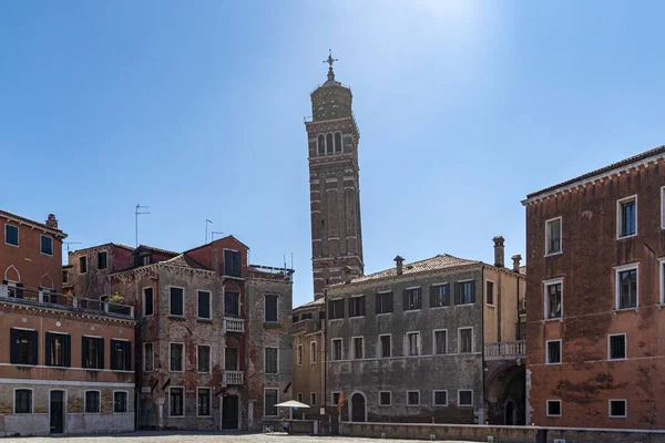 圣徒斯蒂芬弯弯曲曲的斜塔在威尼斯的钟楼里 — 图库照片