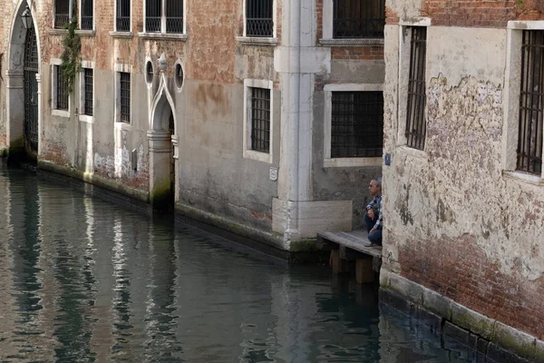 Puente de Venecia y reflexiones del canal — Foto de Stock
