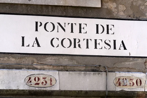 Venice ponte della cortesia Angielski tłumaczenie uprzejmość bridge sign — Zdjęcie stockowe