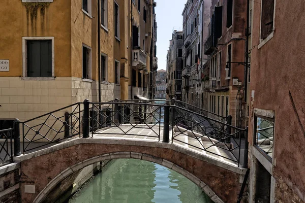 Venedik köprüsü ve kanal yansımaları — Stok fotoğraf