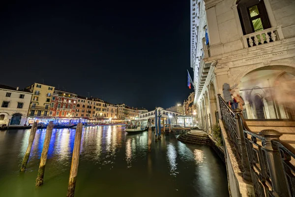 व्हेनिस रात्री दृश्य रियाल्टो पासून सिटीस्केप — स्टॉक फोटो, इमेज