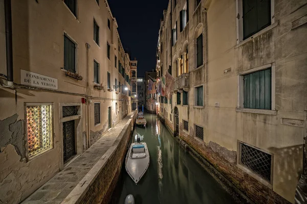 Venedig Gondelfahrt bei Nacht — Stockfoto