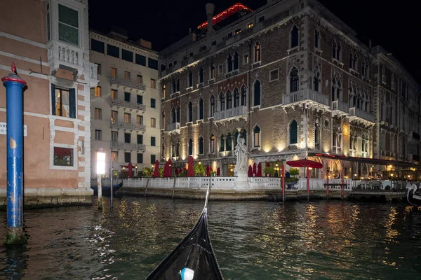 Тур по Венеции на Гондоле ночью — стоковое фото