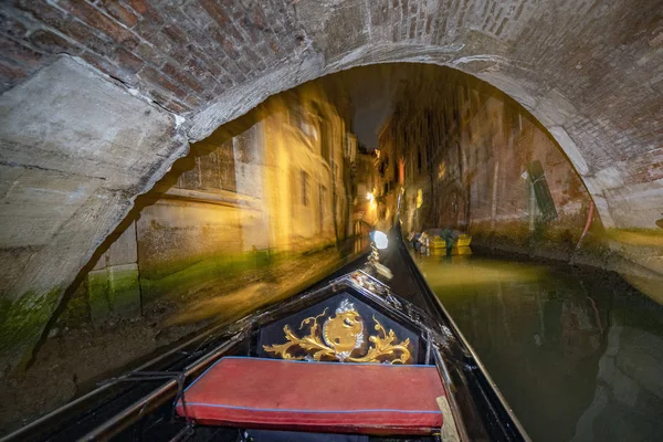 Benátky Gondola tour v noci — Stock fotografie
