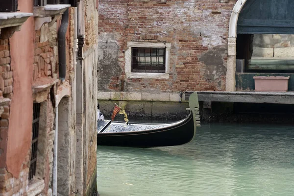Venedik köprüsü ve kanal yansımaları — Stok fotoğraf