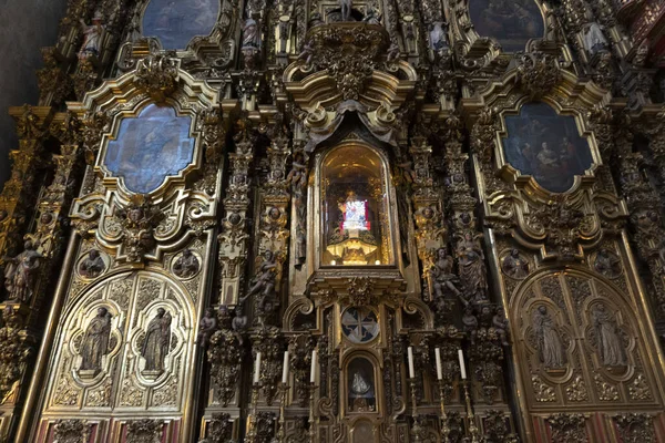 CITTÀ DEL MESSICO, MESSICO - 5 NOVEMBRE 2017 - interno della chiesa di San Domingo — Foto Stock