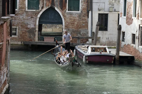 VENISE, ITALIE - 15 SEPTEMBRE 2019 - Balade en gondole à Venise — Photo