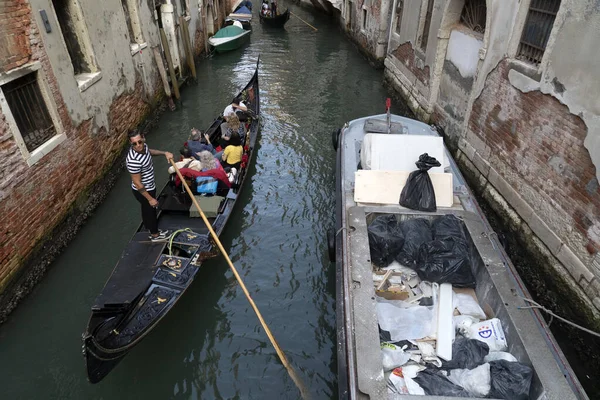 Benátky, Itálie - 15. září 2019 - Gondola v Benátkách — Stock fotografie