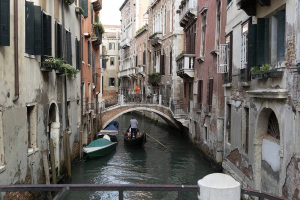 VENECIA, ITALIA - 15 DE SEPTIEMBRE DE 2019 - Viaje en góndola en Venecia — Foto de Stock