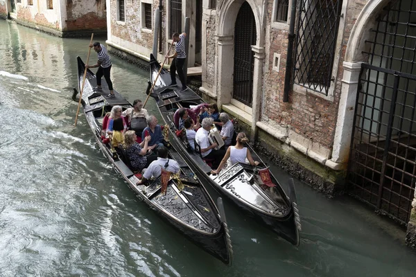 VENICE, ITÁLIA - SETEMBRO 15 2019 - Passeio de gôndola em Veneza — Fotografia de Stock