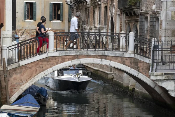 VENICE, ITÁLIA - SETEMBRO 15 2019 - Passeio de gôndola em Veneza — Fotografia de Stock