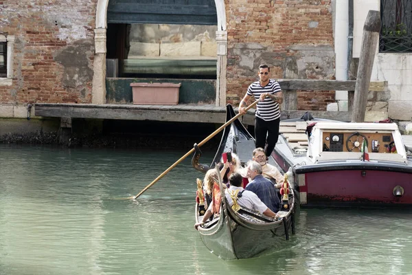 Velence, Olaszország - szeptember 15 2019 - Gondola ride in Venice — Stock Fotó