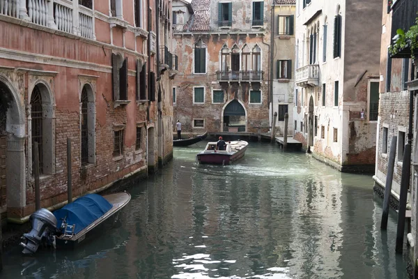 VENICE, ITÁLIA - SETEMBRO 15 2019 - Passeio de gôndola em Veneza — Fotografia de Stock