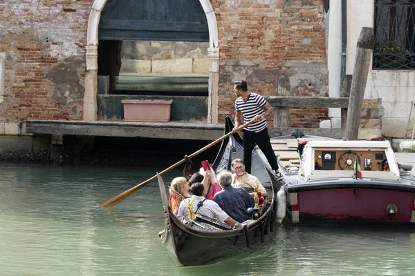 VENISE, ITALIE - 15 SEPTEMBRE 2019 - Balade en gondole à Venise — Photo