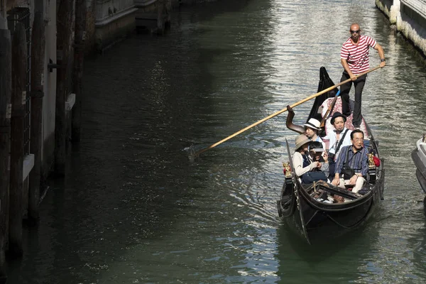 Benátky, Itálie - 15. září 2019 - Gondola v Benátkách — Stock fotografie